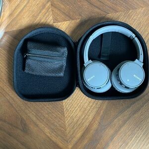 Sony wireless noise cancelling headphones with case